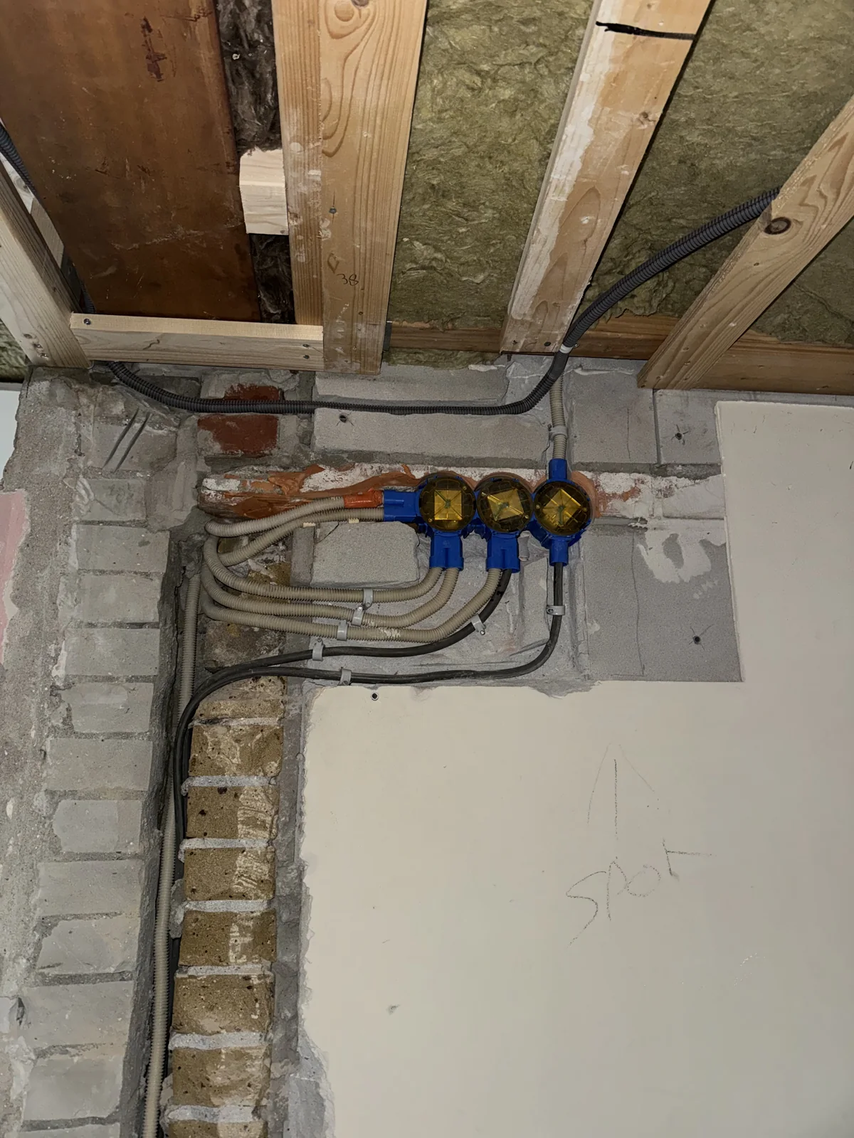Leidingen en inbouwdozen tijdens renovatiewerkzaamheden