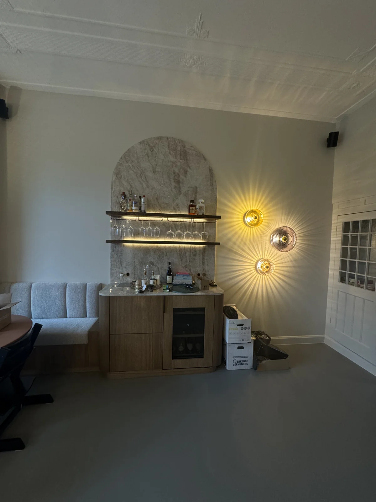 Wandverlichting en verlichte planken in een interieur