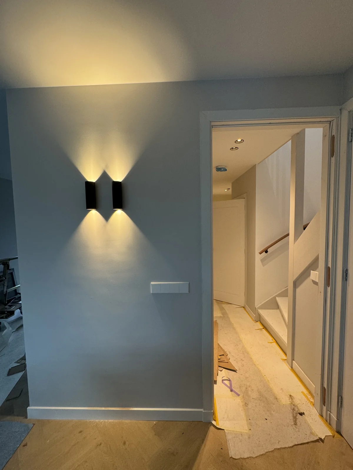 Wandlamp met lichtbundels naar boven en beneden