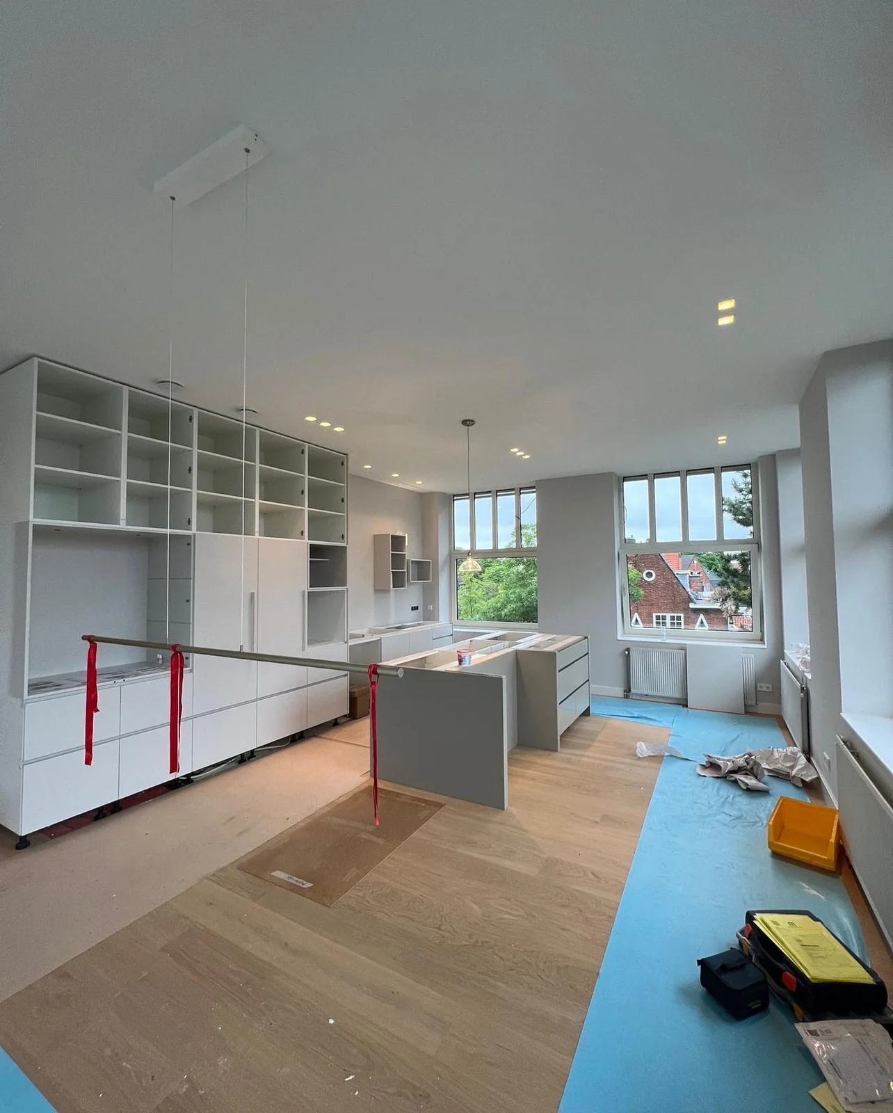 Inbouwspots in het plafond tijdens een woningrenovatie