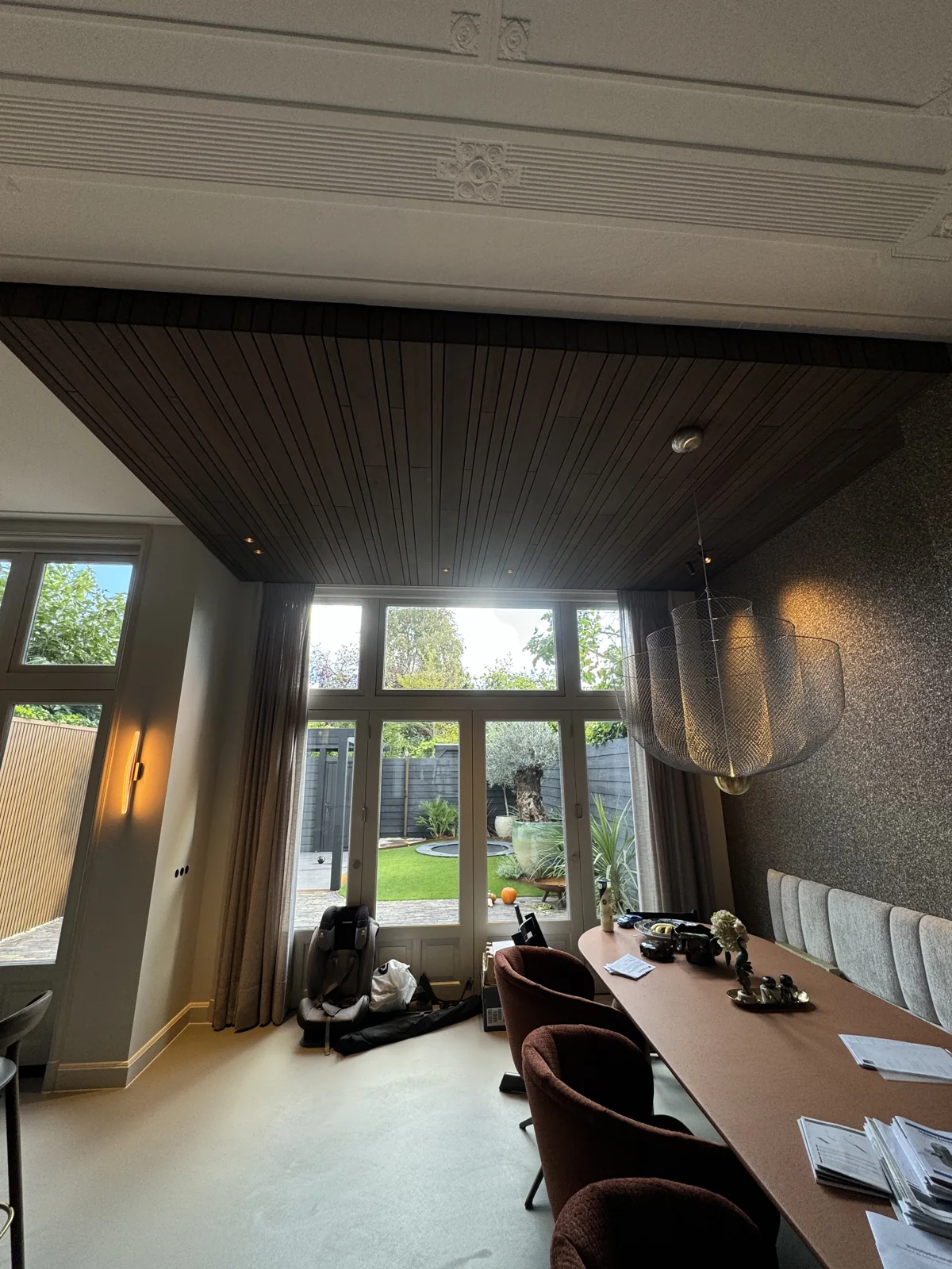 Plafondspots en wandverlichting in een woonruimte